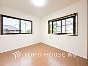 一日の疲れをいやしてくれる寝室。時を忘れて過ごす場所として過ごせるお部屋。