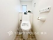 換気と明るさに配慮した、清潔感溢れるトイレ。落ち着いた空間で安らぎのひとときをお過ごしいただけます。