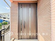 お住まいの顔となる玄関。住まう方のプライドを満たすクオリティを備えています。 
