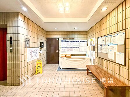 住まう誇らしさと安心感を演出する落ち着いた雰囲気のエントランス。
