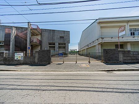 横浜市立市場中学校 400m 徒歩5分。部活などで帰りが遅くなっても安心の距離です。