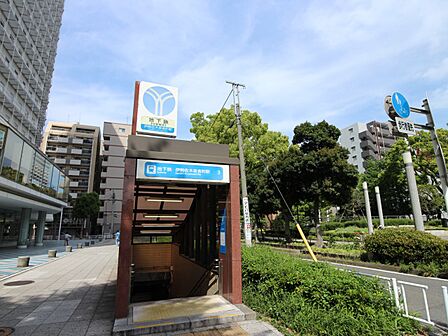 横浜市営地下鉄ブルーライン「伊勢佐木長者町」駅 800m 横浜駅までの所要時間は約8分。出口を出ると大通公園です。公園内は緑に囲まれ静かで過ごしやすいです。