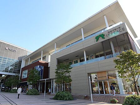 たまプラーザテラス 1000m たまプラーザ駅直結のショッピングエリア。ファッション、インテリア雑貨などお洒落なお店が揃います。