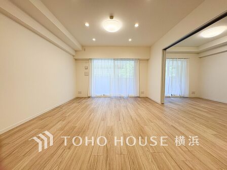 大きな窓から明るい陽射しが射し込む家族みんなの憩いの場。