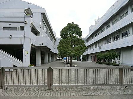 横浜市立新鶴見小学校 500m 徒歩7分。小学校が近いのは子育てファミリーにもおすすめのポイント。