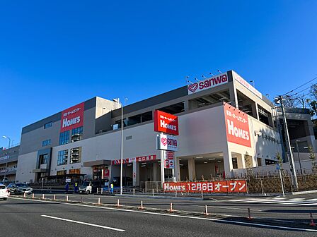 島忠ホームズ横浜鶴見店 1200m 1.2階が家具・ホームセンターのホームズ、3階がスーパー三和です。無料の大型駐車場を完備。