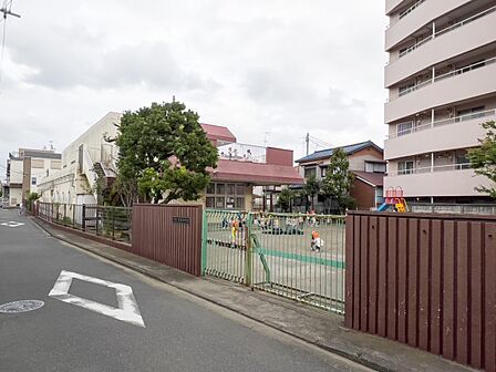 生麦保育園 210m 前面道路を挟んで向かい側に生麦小学校があり、学校体験をするなど、地域の繋がりを大切にしています。