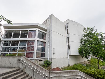 横浜市立生麦中学校 1300m 徒歩17分。中学生の体力づくりにはぴったりの距離かもしれませんね。