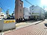 周辺：幸ケ谷幼稚園　350m　カラフルな通園バスが目を引く幸ヶ谷幼稚園。みなとみらいを望む丘の上に建っています。   