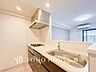 キッチン：対面キッチンでリビングのご家族と会話を楽しみながらお料理できます。