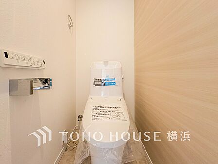 清潔感溢れるトイレ。落ち着いた空間で安らぎのひとときをお過ごしいただけます。