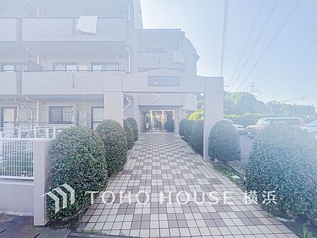 住まう誇らしさと安心感を演出する落ち着いた雰囲気のエントランス。