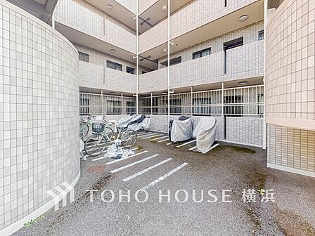 管理の行き渡った、整理整頓された清潔感ある駐輪場。