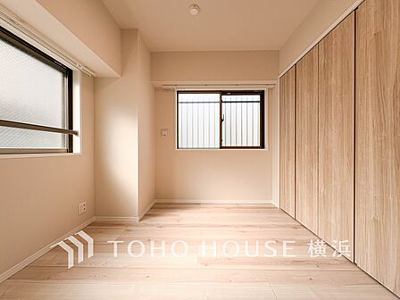 一日の疲れをいやしてくれる寝室。時を忘れて過ごす場所として過ごせるお部屋。