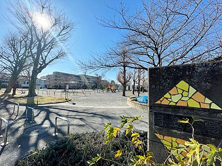 平安公園 550m 閑静な住宅街の一角の広い敷地にある、子供たちのにぎやかな声が聞こえる公園。屋外プールも併設。