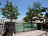 周辺：横浜市立鶴見小学校　600m　徒歩8分。小学校が近いのは子育てファミリーにもおすすめのポイント。 