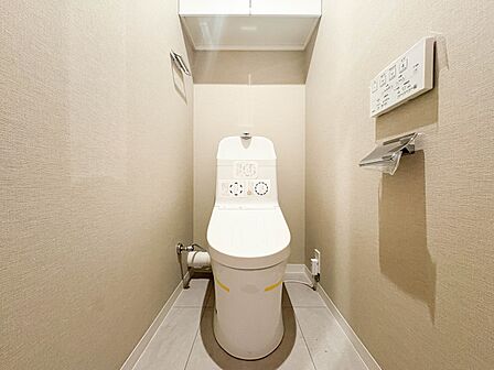清潔感溢れるトイレ。落ち着いた空間で安らぎのひとときをお過ごしいただけます。