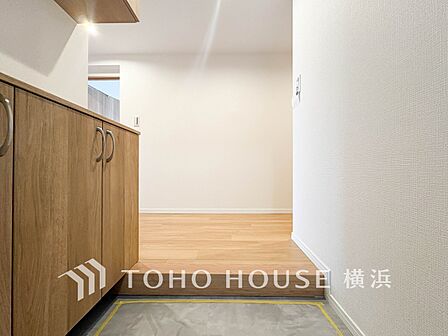 上質感漂う玄関と廊下。居住者の帰り、訪れる方を優しく迎えてくれます。