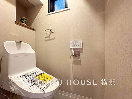 清潔感溢れるトイレ。落ち着いた空間で安らぎのひとときをお過ごしいただけます。