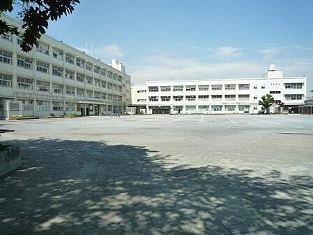 横浜市立鴨居小学校 　700m　徒歩9分。小学校が近いのは子育てファミリーにもおすすめのポイントです。 