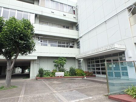 横浜市立東鴨居中学校　1000m　徒歩13分。部活などで帰りが遅くなっても安心の距離です。 
