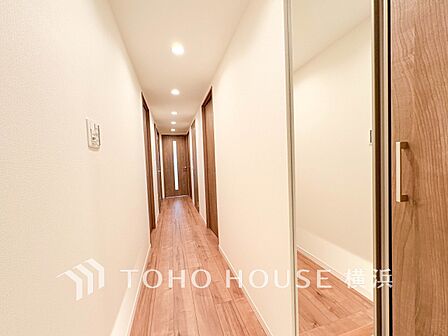 上質感漂う玄関と廊下。居住者の帰り、訪れる方を優しく迎えてくれます。