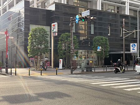セブンイレブン横浜中華街東門店 240m 24時間営業。近くにあるとちょっとした買い物にも便利ですね。