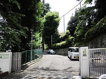 横浜市立元街小学校 1000m 徒歩13分。小学校が近いのは子育てファミリーにもおすすめのポイント。