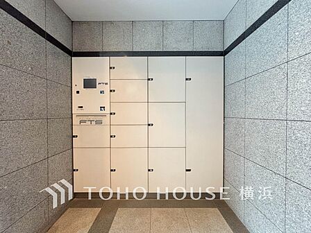 宅配ボックスがあるので留守中でも荷物を受け取れます。忙しい方にはとっても助かる設備です。