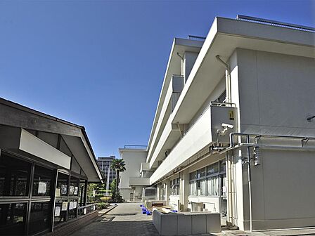 横浜市立南吉田小学校　350m　徒歩5分。小学校が近いのは子育てファミリーにもおすすめのポイントです。 