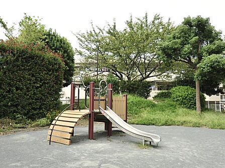 大岡三丁目第二公園 79m 小さなお子様向けの遊具もある憩いのスペースです。