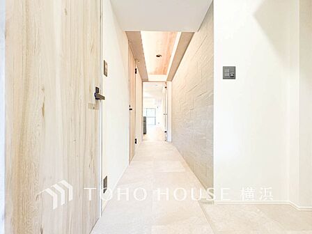 上質感漂う玄関と廊下。居住者の帰り、訪れる方を優しく迎えてくれます。