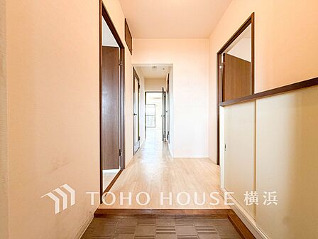 上質感漂う玄関と廊下。居住者の帰り、訪れる方を優しく迎えてくれます。