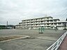 周辺：横浜市立嶮山小学校　100m　徒歩2分。小学校が近いのは子育てファミリーにもおすすめのポイント。 