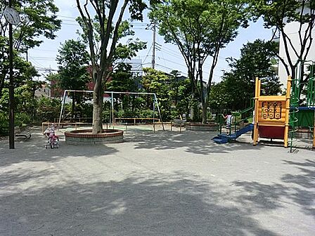 中神地公園 700m 住宅地にあるのんびりした雰囲気の公園。滑り台などの遊具もあり、見通しもよい公園です。