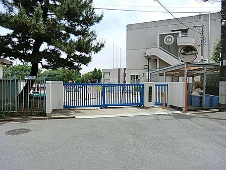 川崎市立宮内中学校 600m 徒歩8分。部活などで帰りが遅くなっても安心の距離です。