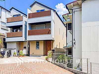 外観：爽やかな青空の下に贅沢なほどに降り注ぐ陽光、豊かな居住性と、クオリティが見事に調和した住空間。
