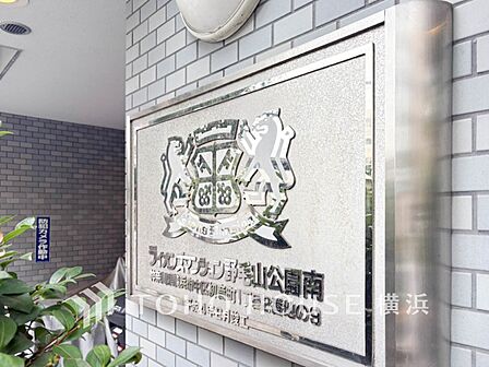 マンション名のエンブレムもこだわりのデザイン。