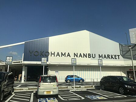 BRANCH横浜南部市場 700m 食品スーパーや飲食店・物販、カフェなどを含めた15店舗が出店しています。