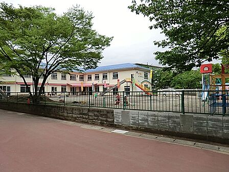 あけぼの幼稚園 400m 異年齢の子供どおしの関わりを多く持てるよう、年中・年長を一緒にしたクラス編成になっています。