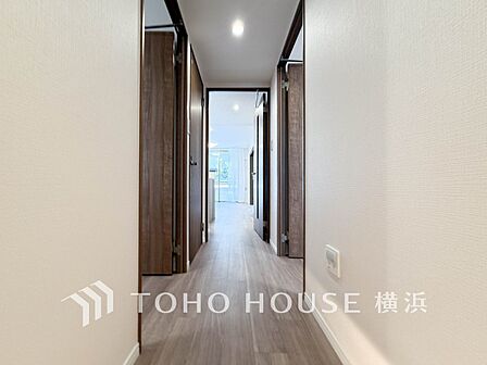 清潔感漂う廊下。各お部屋をつなぐ主要空間として美しく存在しています。