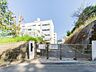 周辺：横浜市立南戸塚小学校　150m　徒歩3分。小学校が近いのは子育てファミリーにもおすすめのポイントです。 