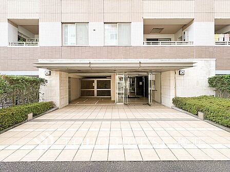 お住まいの顔となる玄関。住まう方のプライドを満たすクオリティを備えています。 