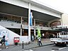 周辺：小田急小田原線『玉川学園前』駅　1680m　『新百合ヶ丘』駅で快速急行に乗り換えれば、『新宿』駅へは約38分。都心へのアクセスにも便利です。 