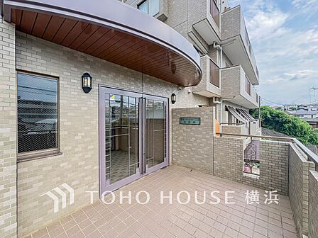 住まう誇らしさと安心感を演出する落ち着いた雰囲気のエントランス。