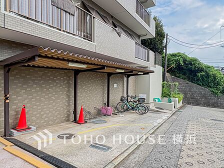 屋根付きの駐輪スペースは、雨風から大事な愛車を守ってくれます。