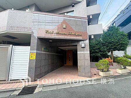 デザイン性の高いエントランスは、住む方のプライドを満たすクオリティ。