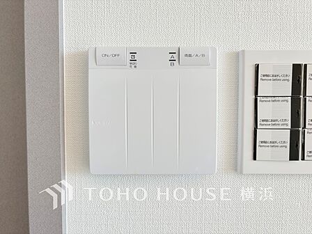 【床暖房】 リビングを足元から暖める床暖房。お部屋の空気を乾燥させること無く、クリーンに暖めます。