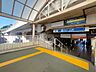 周辺：上永谷駅 （ブルーライン）　1280m　快速停車駅。駅周辺には大きなバスターミナルとタクシー乗り場、多彩な商業施設や病院などがあります。 