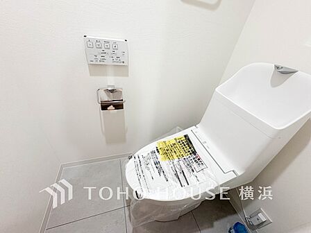 換気と明るさに配慮した、清潔感溢れるトイレ。落ち着いた空間で安らぎのひとときをお過ごしいただけます。
